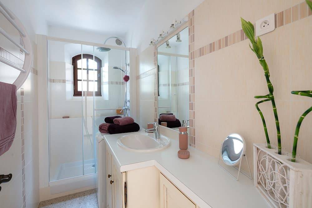 Entire apartment, 'chez Nous' Pour 2 Personnes, Calme, Pied du Mont-ventoux, Piscine, Wifi, Clim in Crillon-le-Brave, Parc naturel régional du Mont-Ventoux
