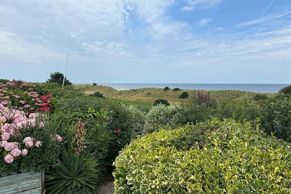 A stunning 3 bedroom property with sea views and direct access to the beach. in Great Yarmouth, The Broads