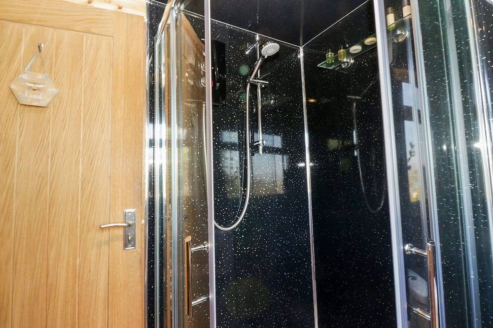Blackbrae Cabin, romantic, luxury holiday cottage in Coatbridge in North Lanarkshire