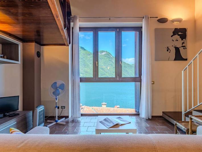Gîte pour 4 personnes, avec Terrasse et Jardin ainsi que Piscine et Vue sur le lac à Schignano