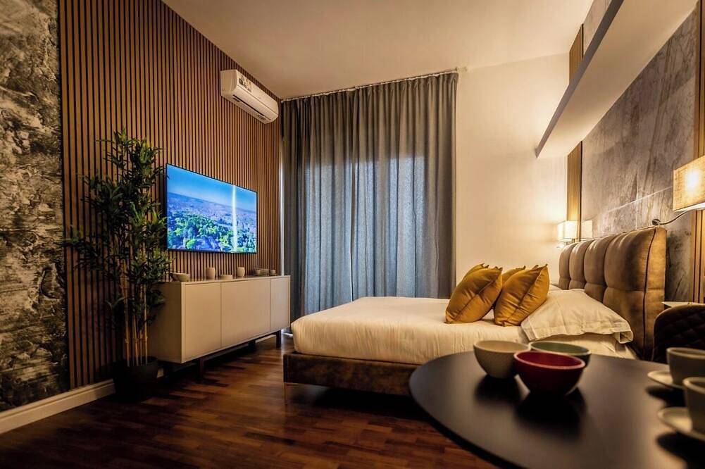 Lyo Sky Rooms—Room with Balcony: A Modern Stay in Re di Roma (Metro Line A, Wifi, Google Tv) in Rome, Rome Province