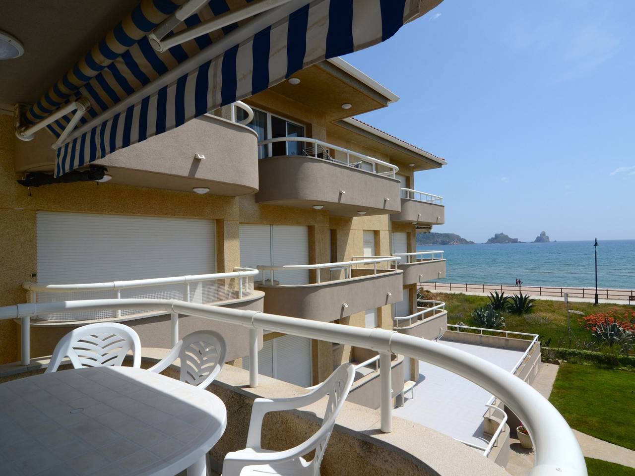 Appartement entier, Appartement 2 ch pour 6 pers près plage, piscine commune in Els Griells, Costa Brava
