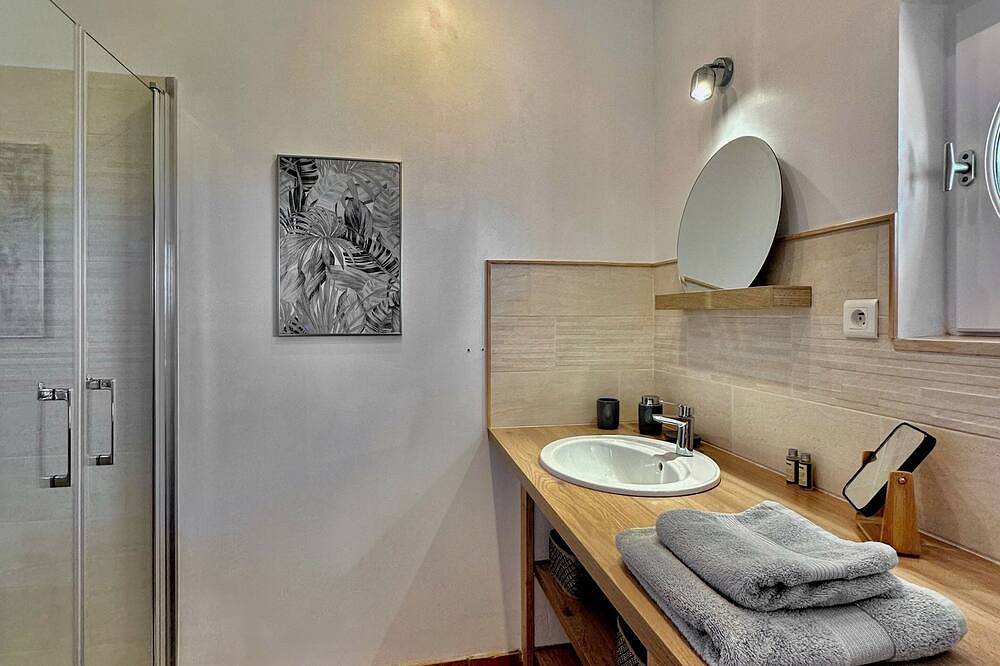 Maison Oléa - \"Pourpre\" guest room overlooking the Vézère valley in Le Bugue, Périgord Noir