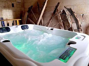 Gîte pour 2 personnes, avec jacuzzi ainsi que terrasse et piscine, animaux acceptés en Charente-Maritime