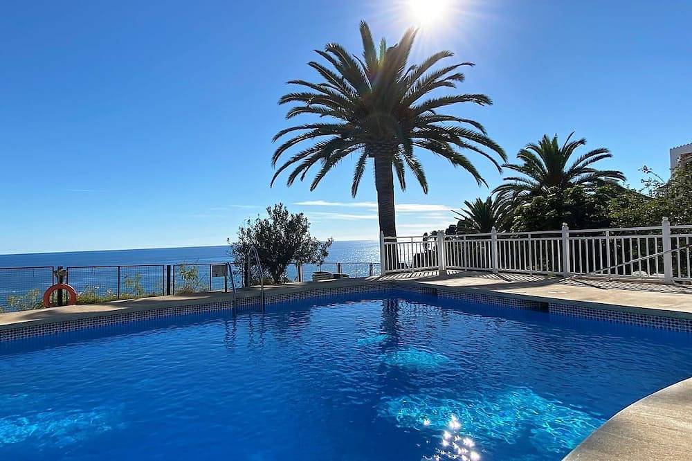 Appartement entier, Première ligne, vue sur la mer depuis la terrasse, la piscine, le jardin, le centre-ville et 15m jusqu'à la plage! in Playa Carabeíllo, Nerja