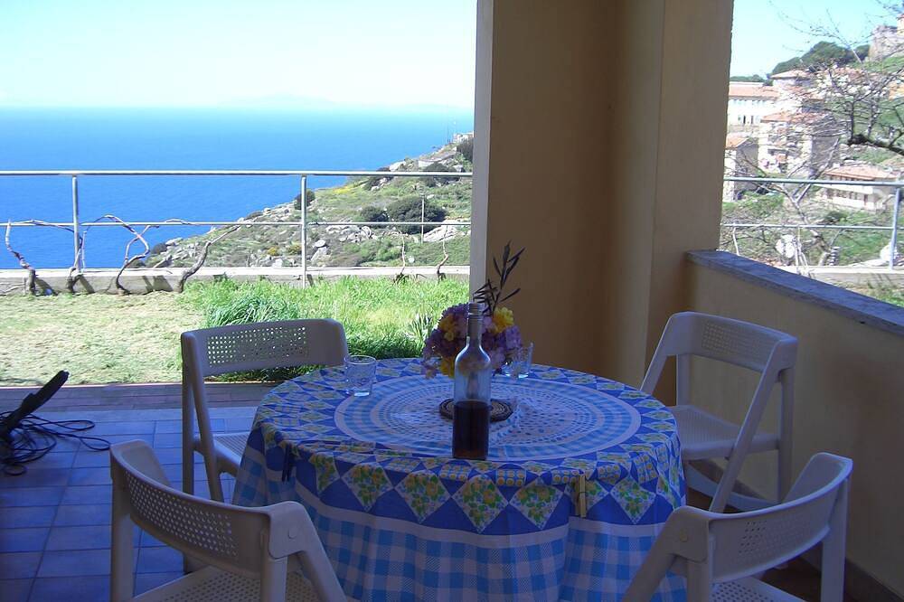 Haus im Erdgeschoss mit Garten und Terrasse von einer spektakulären Aussicht in Isola del Giglio