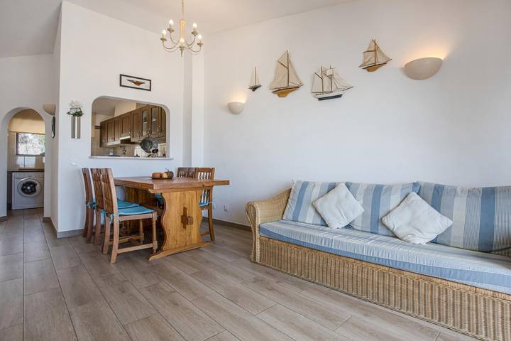Appartamento intero, Appartamento per le vacanze Casa Vista Mar con vista sul mare, Wi-Fi, giardino e terrazza. Parcheggio disponibile in strada in Praia da Luz, Luz