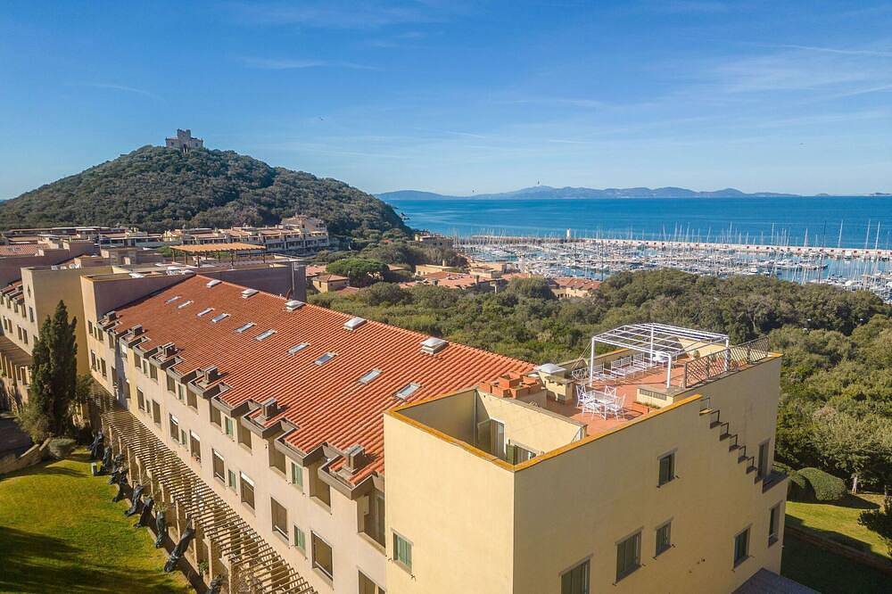 Entire apartment, Nice apartment for 10 people with Wifi, Tv, balcony, pets allowed and parking in Castiglione della Pescaia, Grosseto Province