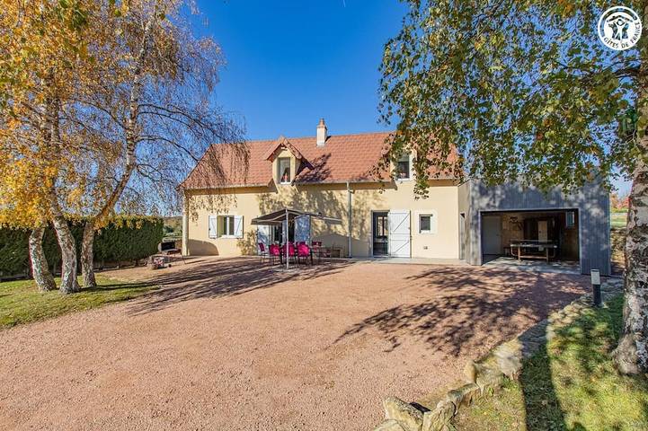 Location de vacances pour 8 personnes, avec jardin à Vaudebarrier