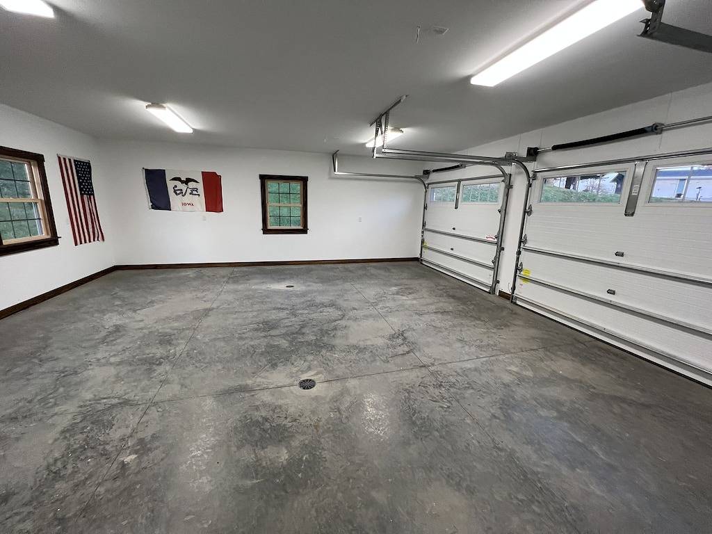 Wooden Head Cabin Early1800's Log Cabin with a View and Modern Amenities in Iowa