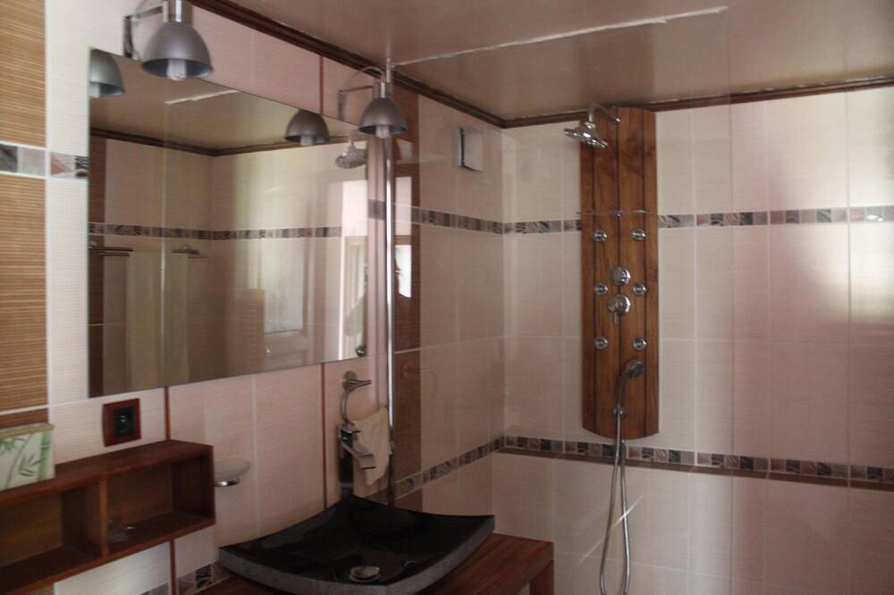 Entire apartment, Delightful ground floor apartment in villa, in Cassis, accommodation 4 people in Cassis, Calanques National park