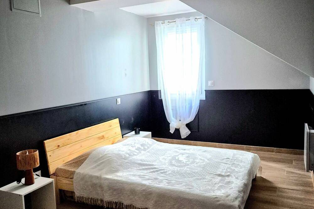 Entire apartment, Le Carmen apartment in the heart of Saint-Hippolyte, 3 bedrooms, up to 6 guests in Saint-Hippolyte (Languedoc-Roussillon), Côte d'Améthyste