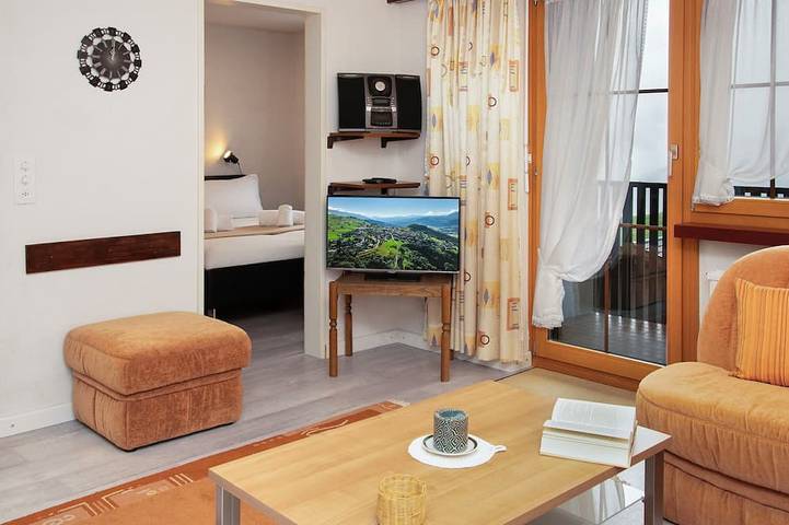 Ferienwohnung für 3 Personen, mit Balkon und Pool sowie Sauna in Falera