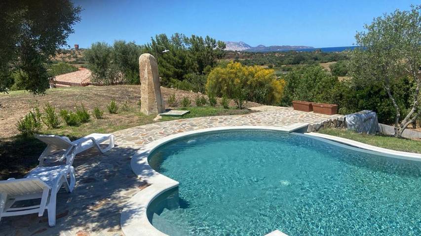 Chambre d’hôte pour 2 personnes, avec Balcon et Terrasse ainsi que Jardin et Piscine à San Teodoro