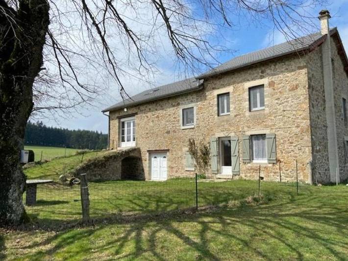 Location de vacances pour 8 personnes, avec Terrasse et Jardin ainsi que Sauna et Vue à Saint-Jeures