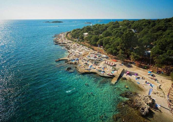 Camping pour 6 personnes, avec bassin pour enfant ainsi que terrasse et piscine à Funtana - 3