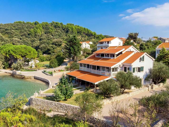Appartamento per 4 persone, con Terrazza e Giardino nonché Piscina a Rab