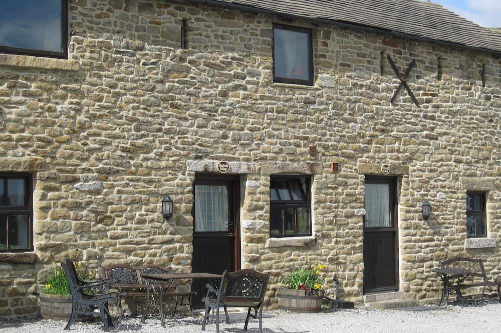 A fabulously quiet paradise situated on a  working farm Castleton in Castleton, Derbyshire