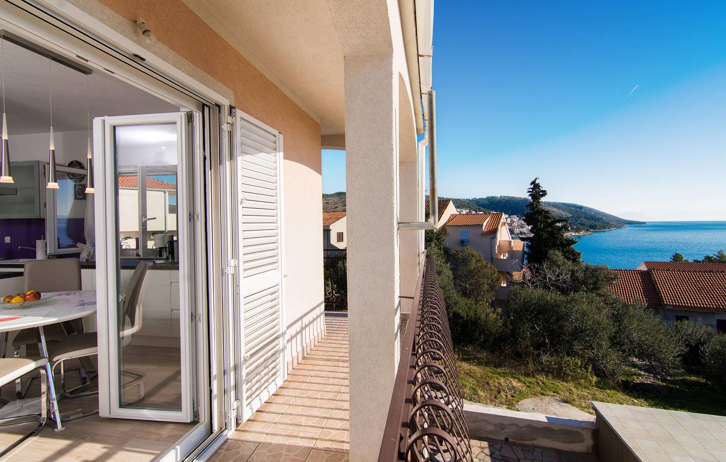 Ganze Ferienwohnung, Reizendes Apartment mit Meerblick in der Nähe des Strandes Uvala Bočići, mit Terrasse und Parkplatz in Okrug Gornji, Ciovo