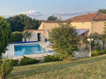 Gîte pour 10 personnes, avec jardin ainsi que piscine et terrasse, animaux acceptés à Ronsenac