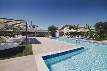 Apartmenthotel für 6 Personen, mit Garten und Pool sowie Terrasse und Ausblick in Laganas