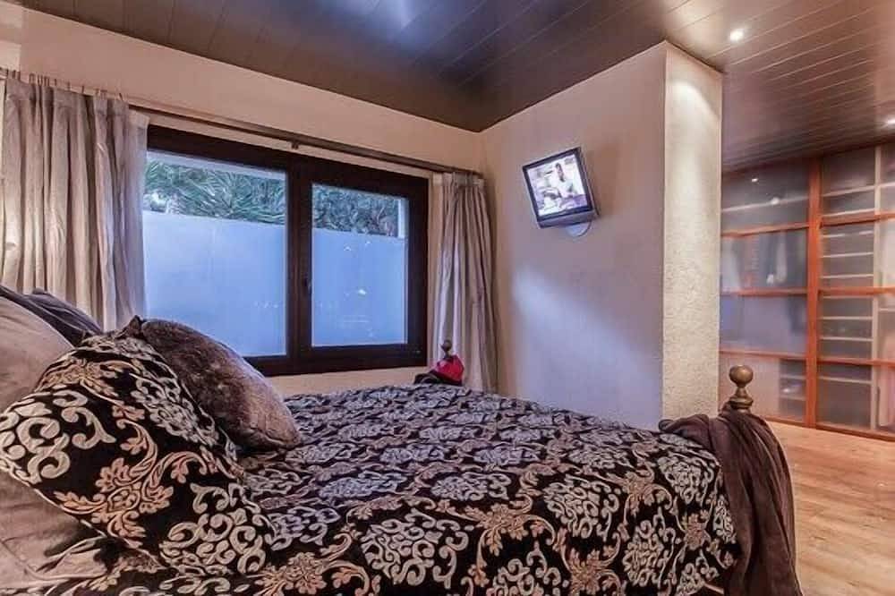 Luksuriøse og moderne utstyrt land villa, komfortabelt å sove 22 in Olivella, Garraf