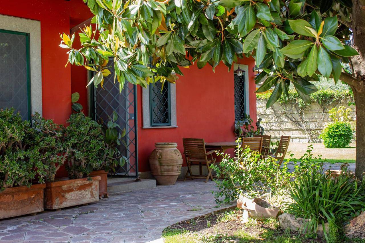 Villa Ninfea wonderful garden, business & relax in Infernetto, Roma