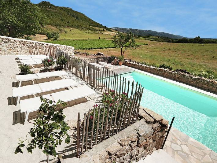 Gîte pour 4 personnes, avec terrasse ainsi que jardin et piscine, animaux acceptés à Villesèque-des-Corbières
