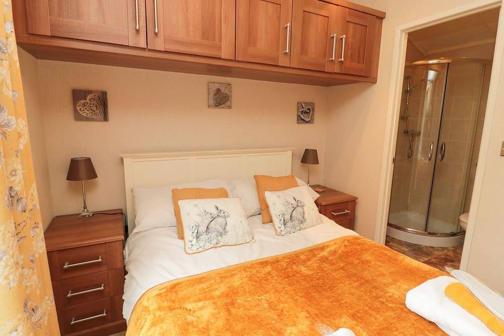 Number 43 Burnside Lodge, pet friendly, with hot tub in Felton in Northumberland