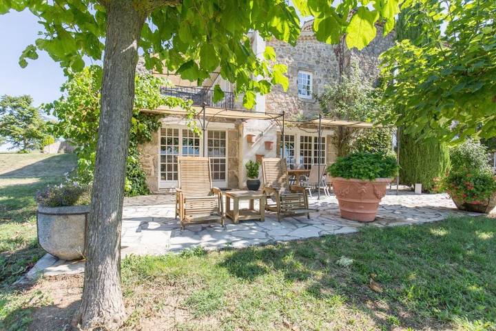 Gîte pour 4 personnes, avec vue ainsi que jardin et piscine à Étables