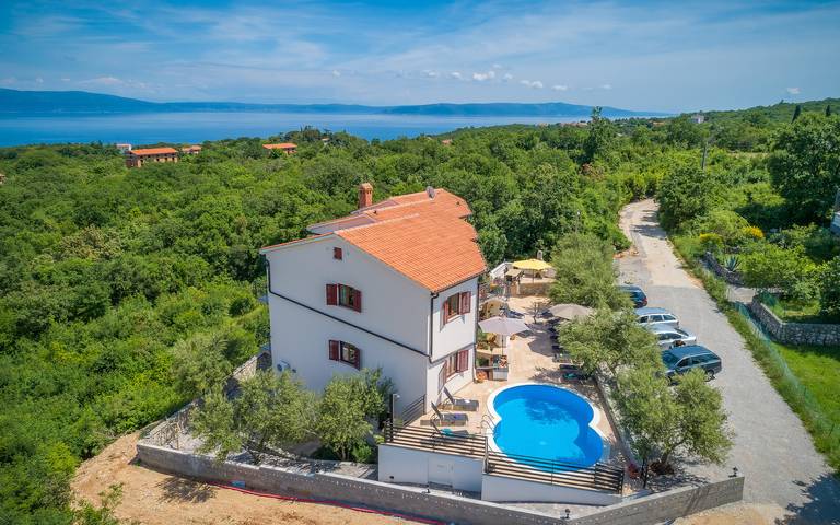 Geheel appartement, Vakantieappartement voor 3 personen met zwembad in Raša, Oostkust Istrië