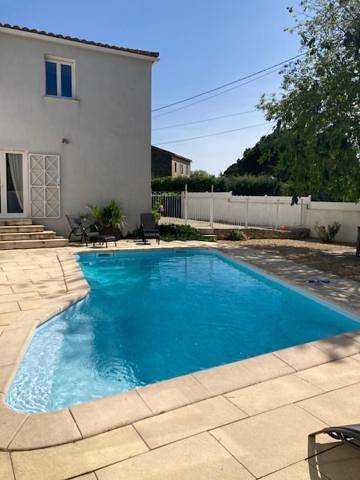 Location de vacances pour 7 personnes, avec Terrasse et Jardin ainsi que Piscine et Vue à MUS