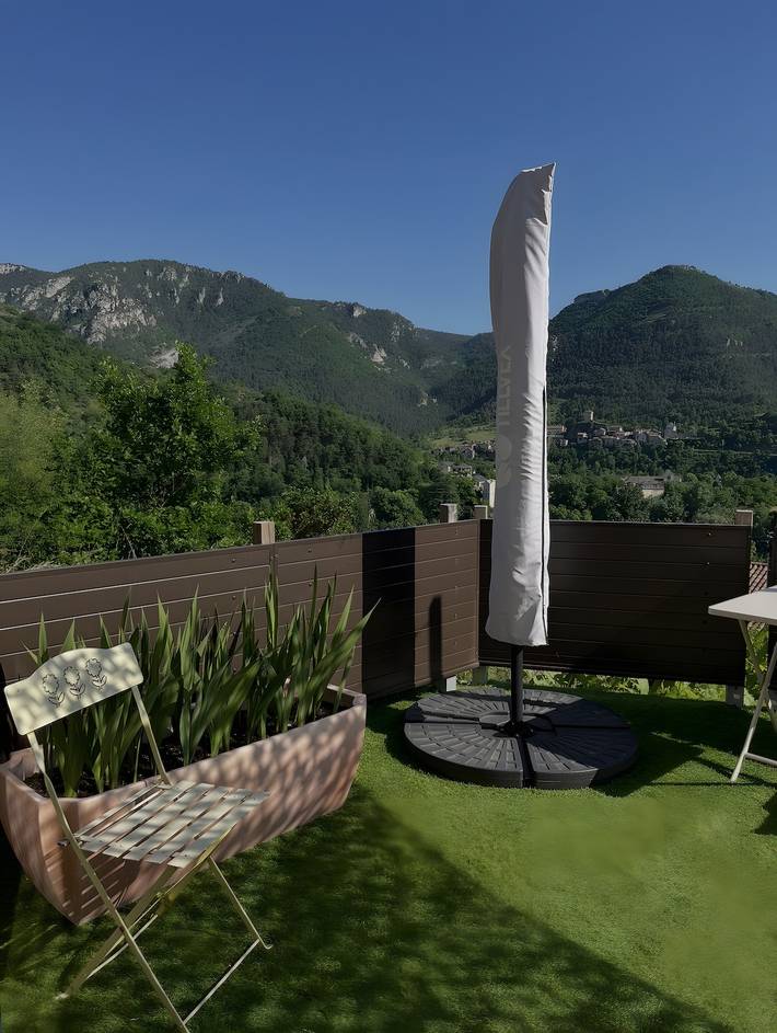 Entire apartment, Apartment 'Porte Des Gorges' with Mountain View, Private Terrace and Wi-Fi in Mostuéjouls, Parc naturel régional des Grands Causses