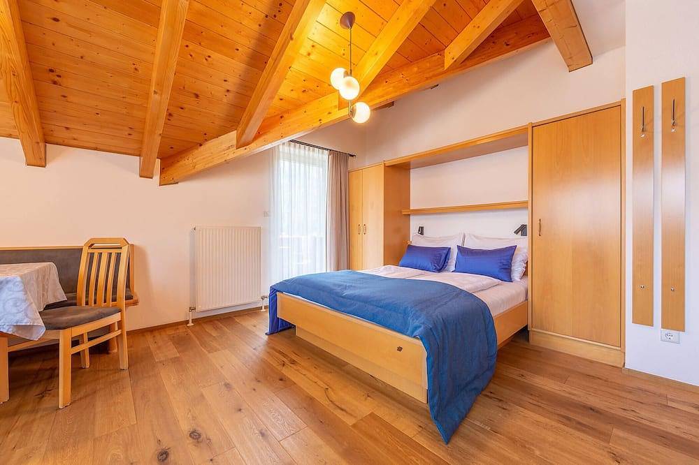Entire apartment, Studio Apartment 'Alpengruss Air' with Mountain View, Shared Garden and Wi-Fi in Winnebach, Innichen
