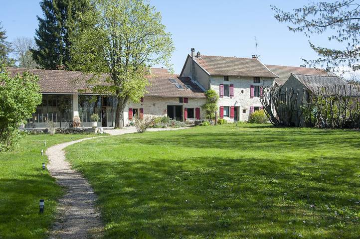 Gîte pour 8 personnes, avec terrasse et jardin à Saint-Baudille-de-la-Tour