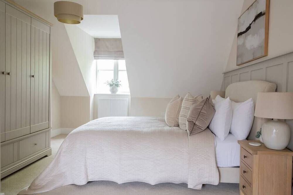 Stylish 3Bd Townhouse in Central Winchester in Winchester, South Downs