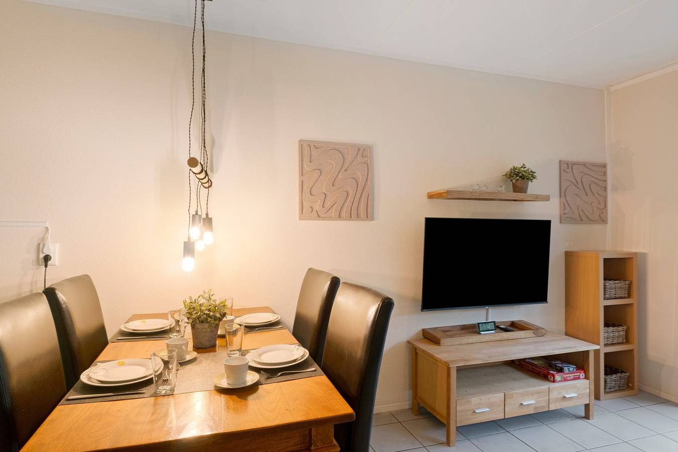 Coastal Nest — Bed Linen, Towels & Wifi Included! in Tossens, Butjadingen