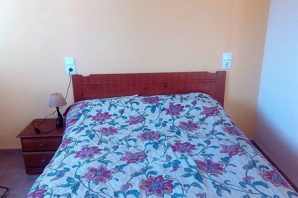 Villa con vista al mar, magnífico jardín, piscina privada para 11 personas, aire acondicionado. in Tierras del Ebro, Costa Dorada