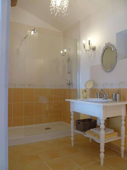 Three-Bedroom House in Coulon, Région de Niort