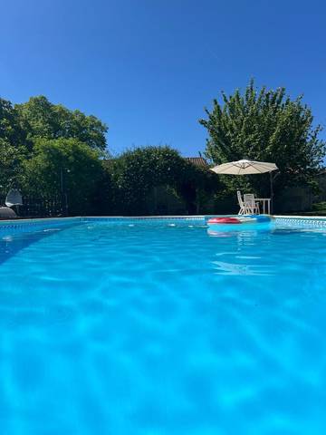 Gîte pour 2 personnes, avec terrasse et piscine ainsi que vue et jardin, animaux acceptés à Saint-Romain