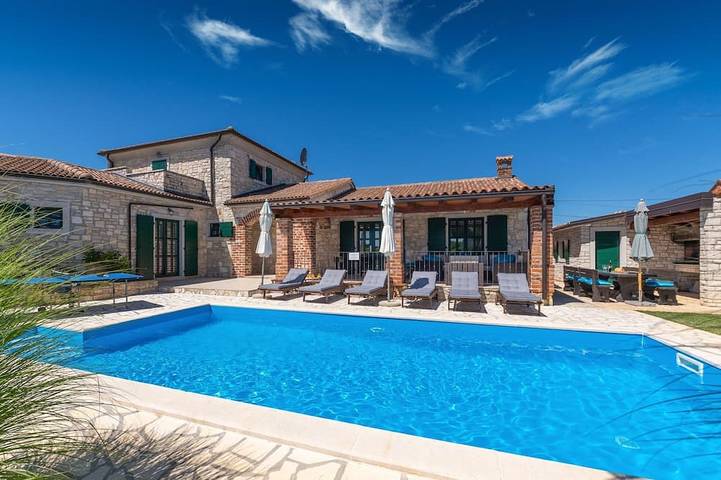 Ferienhaus für 8 Personen, mit Balkon und Garten sowie Pool