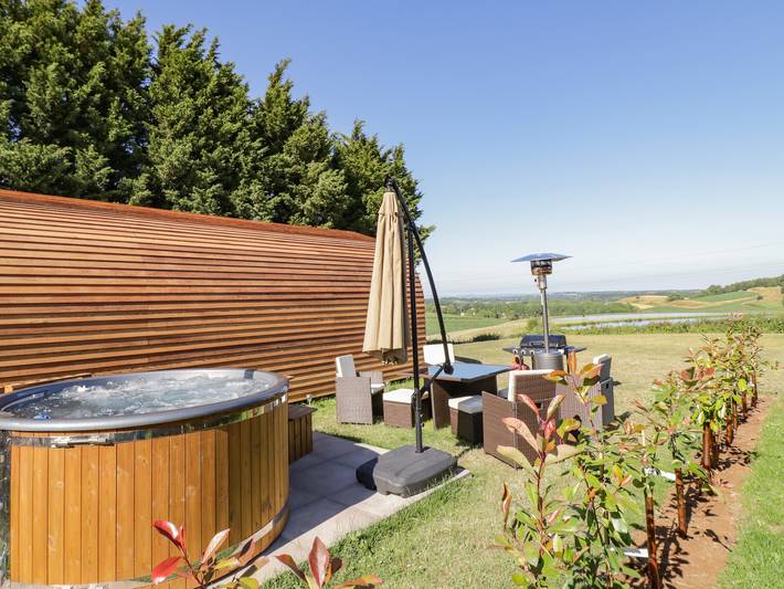 Hut for 4 people, with Garden in Worcestershire