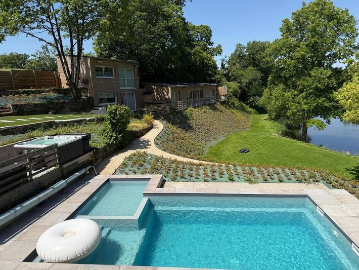 Gîte pour 2 personnes, avec Terrasse et Jacuzzi ainsi que Jardin et Piscine dans Commer