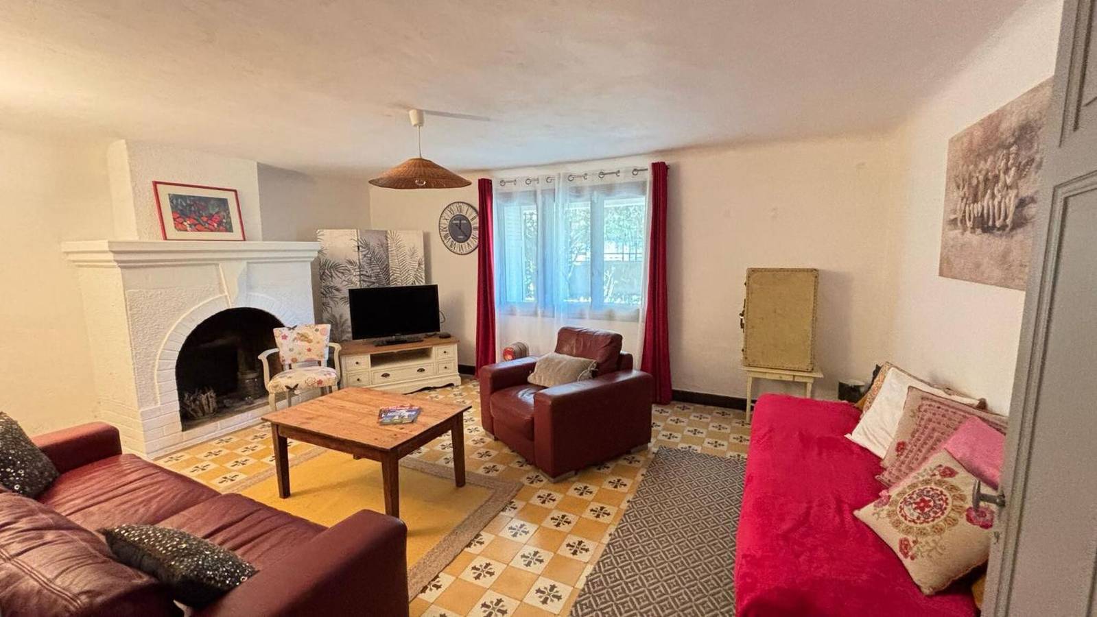 Entire apartment, Charming Apartment - Under the Linden Tree in Valréas, Enclave de Valreas