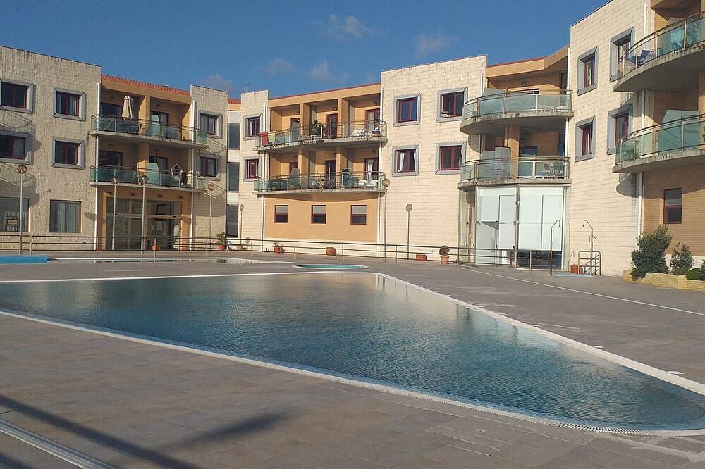 Entire apartment, Ideas on Beach - Next to the beach, pool and garden in Ribeira d'Ilhas, Ericeira