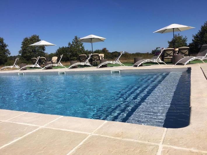 Location de vacances pour 4 personnes, avec vue ainsi que piscine et jardin à Blondeur