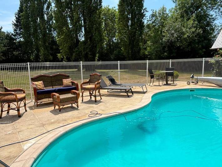 Location de vacances pour 6 personnes, avec Terrasse ainsi que Jardin et Piscine à Saint-Étienne-l'Allier