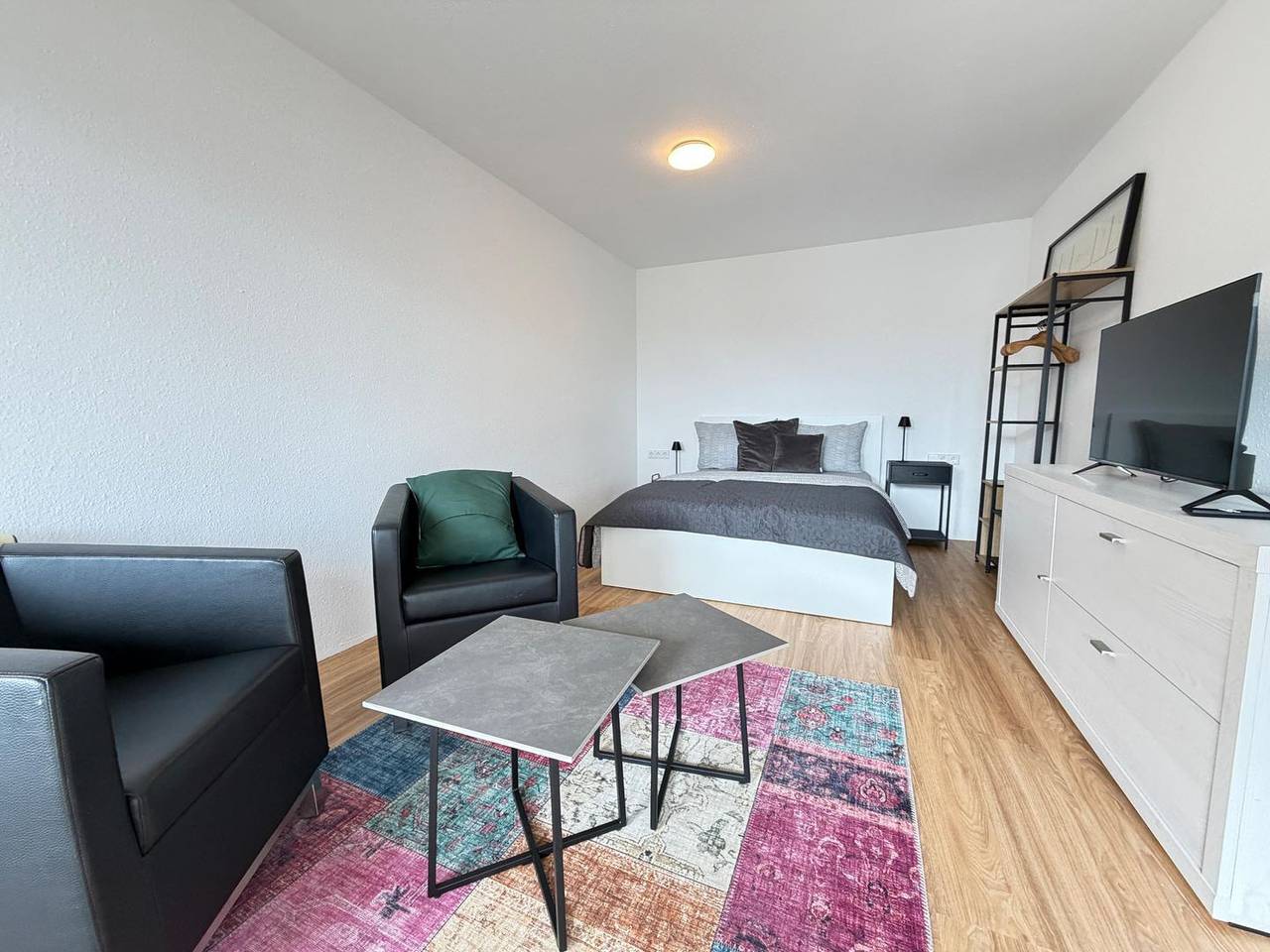Ganze Wohnung, Modernes Apartment in Friedrichshafen mit Balkon, Aufzug und Parkplatz in Friedrichshafen, Region Bodensee-Oberschwaben