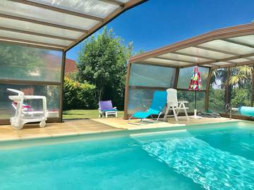Gîte pour 6 personnes, avec balcon ainsi que jardin et piscine à Mayrinhac-Lentour