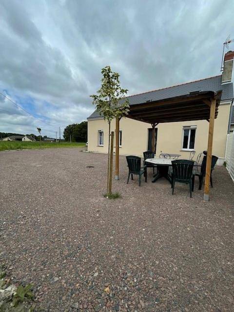 Gîte pour 8 personnes, avec Terrasse ainsi que Jardin et Vue à Baugé-en-Anjou
